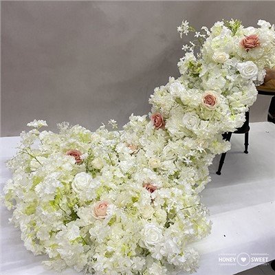 Cắm hoa cho tiệc cưới trên bàn