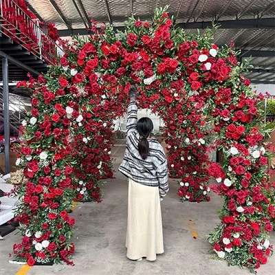 Cổng vòm hoa hồng đỏ